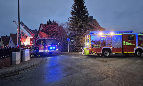 Die Feuerwehren waren zu einem mutmaßlichen Schornsteinbrand alarmiert worden.