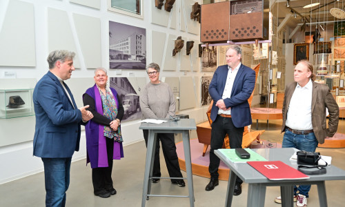 Stadtrat Thorsten Drahn, Dr. Sandra Donner, Annette Junicke-Frommert, Markus Gröchtemeier und Marc Grellert stellten die virtuelle Rekonstruktion der Synagoge Wolfenbüttel vor.jpg