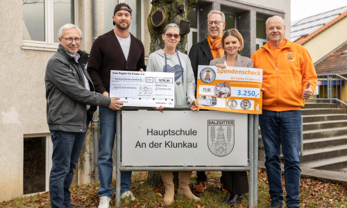 Michael Schwarze, Patrick Rokohl, Jessica Papenberg,Volker Machura, Miriam Batel, Hans-Günter Gerhold bei der Spendenübergabe.