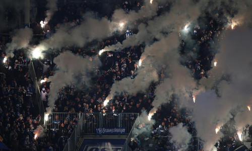 Fans mit Pyrotechnik am 29.11.2025