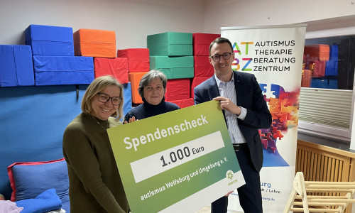 von links: Steffi Hamann und Ute Rosslau-Lambrecht vom Autismus Therapie- und Beratungszentrum und Dalibor Dreznjak, WOBCOM-Geschäftsführer.