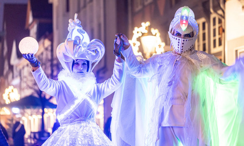 Als besondere Aktion des Lebendigen Adventskalenders erhellen faszinierende Leuchtfiguren die Weihnachtsstadt Peine am Sonntag, 7. Dezember. 