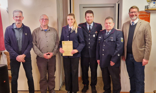 Laura Ehlert wurde in der jüngsten Sitzung des Rates der Samtgemeinde Sickte zur stellvertretenden Ortsbrandmeisterin der Freiwilligen Feuerwehr Mönchevahlberg / Weferlingen ernannt. Zu den Gratulanten gehörten (von links nach rechts): Ole Jahnke (Bürgermeister der Gemeinde Dettum), Carsten Marowsky-Brée (Vorsitzender des Feuer- und Katastrophenschutzausschusses), Joachim Rentzsch (Ortsbrandmeister der Freiwilligen Feuerwehr Mönchevahlberg / Weferlingen), Detlef Hoyer (Gemeindebrandmeister der Samtgemeinde Sickte) und Marco Kelb (Samtgemeindebürgermeister der Samtgemeinde Sickte).