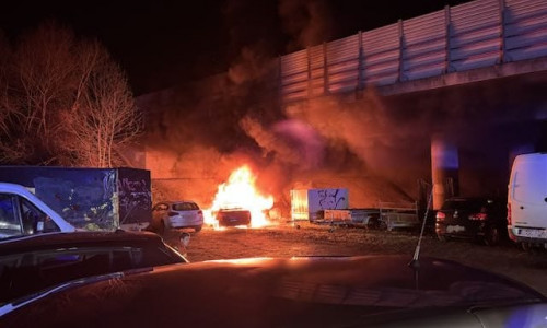 An der Autobahnbrücke am Madamenweg brannte ein Auto.