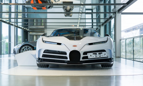 Auf fünf Themeninseln werden ab sofort Exponate der Marke Bugatti gezeigt – mit teils offensichtlichen, teils überraschenden Gemeinsamkeiten.