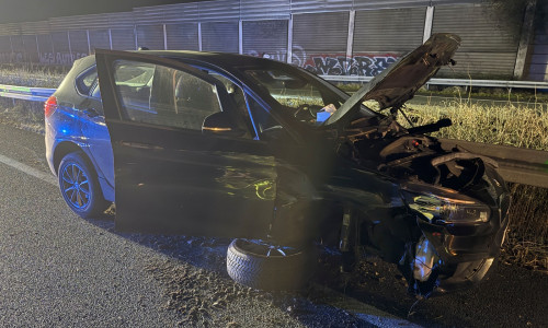 Das Auto war gegen die Mittelleitplanke geschleudert.