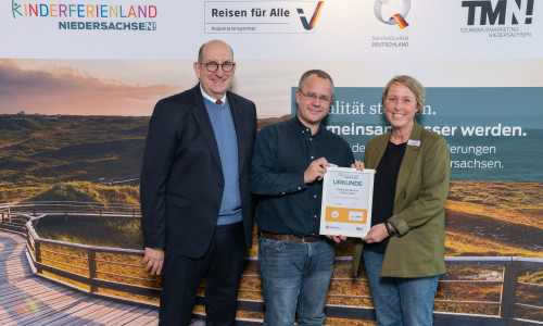 Freuen sich mit Staatssekretär Matthias Wunderling-Weilbier (links) über die Auszeichnung: Museumsleiter Arne Homann (Mitte) und Museumspädagogin Antje Ahrens (rechts).