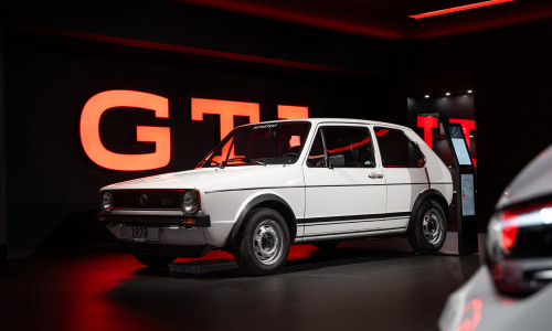 Im Home of GTI ist auch ein Golf der ersten Generation zu sehen: Der 1978er GTI stammt aus der Zeithaus Sammlung der Autostadt.