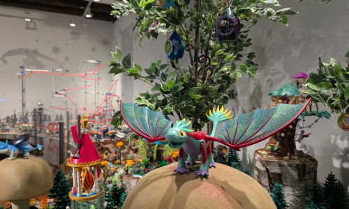 Szene aus dem Feenwald, im Hintergrund die „Stadt der Zukunft“. 