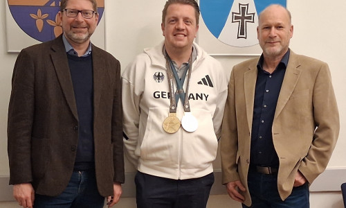 3. Sicktes Samtgemeindebürgermeister Marco Kelb (links) und Bürgermeister Ingo Geisler (rechts) würdigten den zweifachen Goldmedaillengewinner der Deaflympcs Matthew Forsyth aus Sickte.
