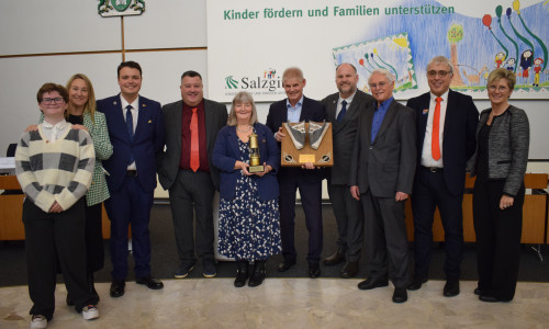  Gruppenfoto bei der Feierstunde (v.l. Georgia Robbins, Jackie Robbins, Councillor Jake Chandler, Councillor Kevin Small, Mayor Caroline Fay Howard, Oberbürgermeister Frank Klingebiel, Leader of the council Jim Robbins, Peter-Jürgen Schneider, Ian Howard und Simone Klingebiel).