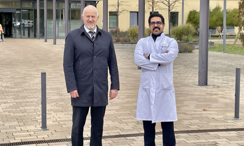 Matthias Hahn (li.), Geschäftsführer des Helios Klinikums Gifhorn, und Dr. med. Mehdi Esmailzadeh, neuer Chefarzt der Gefäßchirurgie. 