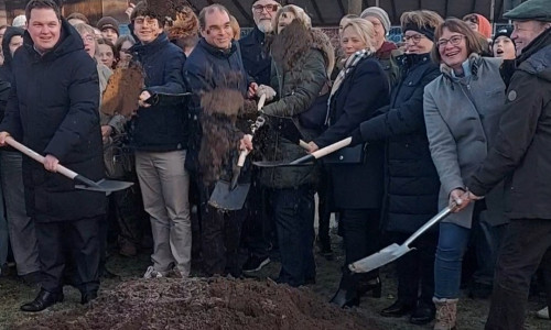 Landrat Philipp Raulfs (li.) beim symbolischen ersten Spatenstich.
