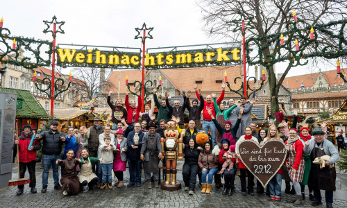 Am 24. und 25. Dezember ruht der Weihnachtsmarkt für zwei Tage. Die Beschickerinnen und Beschicker des Weihnachtsmarktes wünschen allen Besucherinnen und Besuchern sowie ihren Kolleginnen und Kollegen ein frohes Weihnachtsfest.
