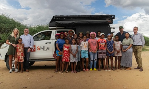 Die PreCare-Plattform wurde erfolgreich an die N/a’an ku sê Foundation übergeben: Marlice van Vuuren, N/a’an ku sê-Mitbegründerin und Geschäftsführerin (links), Frank Neumann, Teamleiter am Fraunhofer IST und Mitgründer von S Mile Solutions (zweiter v. links), Dr. Martin Hamann, Geschäftsführer von S Mile Solutions (rechts) und Rudie van Vuuren, N/a’an ku sê-Geschäftsführer (zweiter v. rechts) gemeinsam mit den Kindern der N/a‘an ku sê Primary School.