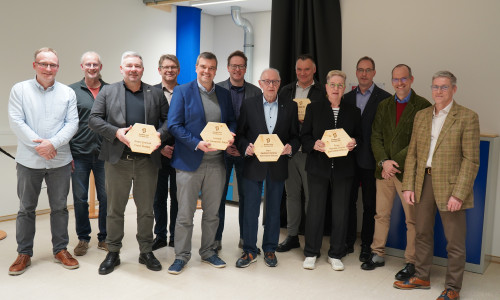 Seit vielen Jahren unterstützt die Stiftung Kehmstedt aus Goslar die Berufsbildenden Schulen im Landkreis Goslar mit hohen Spendenzahlungen. In dieser Woche überreichte die Stiftung 120.000 Euro an die Schulen: (von links) Roman Saß (BBS Goslar-Baßgeige), Ralf Kalwa (stellv. Schulleiter BBS GS-Baßgeige), Erster Kreisrat Frank Dreßler, Otto-Markus Brinkmann (Schulleiter BBS GS-Baßgeige), Landrat Dr. Alexander Saipa, Michael Conzen (Fachbereichsleiter Bildung & Kultur), Gerhard Grüne (Stiftung Kehmstedt), Christian Friedrich (Fachdienstleiter Schulorganisation), Michael Harmuth (stellv. Leiter BBS Bad Harzburg), Oliver Witzorky (Schulleiter BBS Am Stadtgarten Goslar) und Jens Büsing (Schulleiter BBS Bad Harzburg).