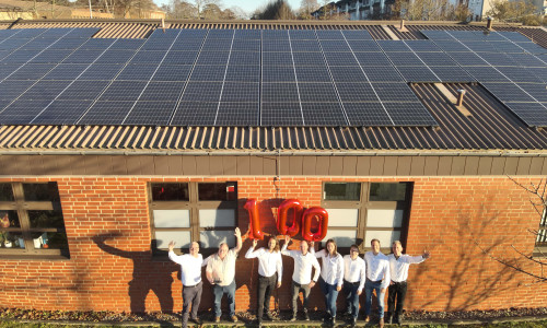 Das Team der Energiegenossenschaft Braunschweiger Land eG vor der 100. Anlage in der Dessaustraße. V.l.n.r.: Carsten van de Loo (Vorstandsvorsitzender); Martin Wevelsiep (Drohnenpilot); Bastian Hase (Prokurist); Steffen Trudewig (Techn. Leiter); Vanessa Förster (Finanzen), Jonas Hattwig (Vorstand); Jan Ole Dittberner (zuk. Vorstand); Frank Richter-Trautmann (Techn. Qualitätssicherung).