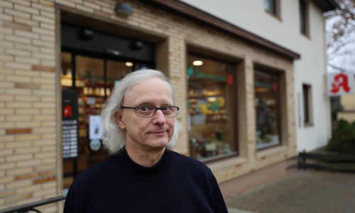 Inhaber Hans Westphal fällt der Abschied von der Linden-Apotheke schwer.
