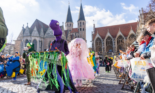 Brunswiek Helau! Beim 48. Schoduvel, dem größten Karnevalsumzug Norddeutschlands, herrscht närrisches Treiben in der Braunschweiger Innenstadt.