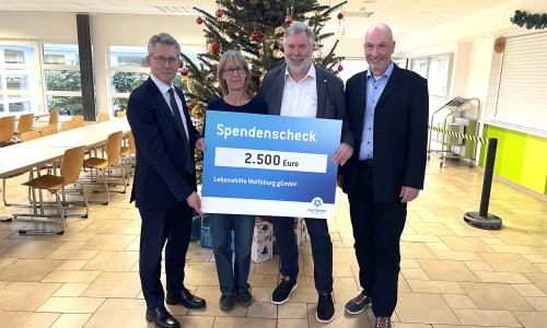 von links: Stadtwerke Vorstand Dr. Frank Kästner, Conny Neumann Mitarbeiterin der „Offenen Hilfen“, Vorsitzender der Lebenshilfe e.V. Siebert Kloster und Lebenshilfe Geschäftsführer Marcus Weinreich.