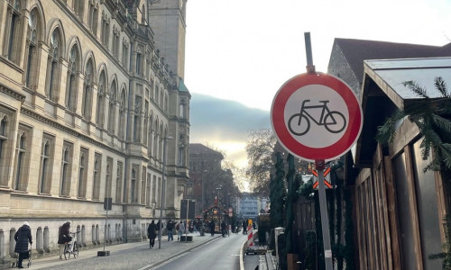 Am Dienstagvormittag führten Beamte des Polizeikommissariats Mitte Verkehrskontrollen in der Innenstadt durch.