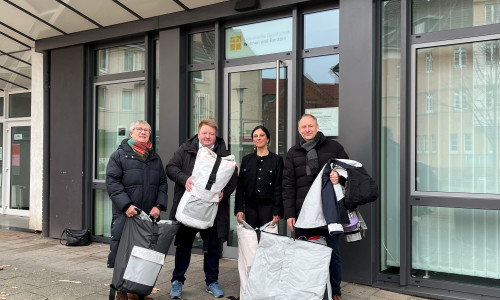 Bärbel Schuster von der Ambulanten Hilfe, Marc Wegner von den Johannitern, Jenny Thiele-Meier (ebenfalls Ambulante Hilfe) und Peines Bürgermeister Klaus Saemann (v.l.n.r.) bei der Übergabe der Sheltersuits.