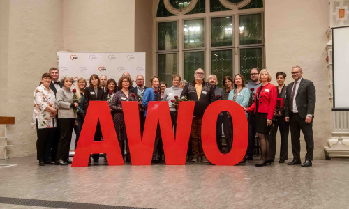 Die Preisträger des Martha-Fuchs-Engagementpreises bei der festlichen Preisverleihung im Juleum in Helmstedt mit der Präsidiumsvorsitzenden des AWO-Bezirksverbandes Braunschweig Gabriele Siebert-Paul (3.v.r.), dem Vorstandsvorsitzenden des AWO-Bezirksverbandes Braunschweig Rifat Fersahoglu-Weber (1.v.r.) und den stellvertretenden Präsidiumsvorsitzenden Cornelia Seiffert (1v.l.) und Alexander Hoppe (2.v.l.). 