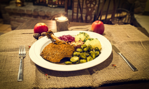 Deftige Feiertagsküche wie gebratene Gans gehört für viele zu Weihnachten. Bei den Fettresten gilt es, diese verantwortungsbewusst zu entsorgen: Auch kleine Mengen gehören nicht ins Abwasser, weil sie dort Leitungen und Kanäle verstopfen können.