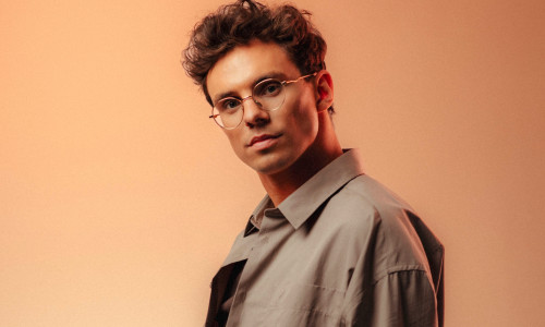 Der deutsche Singer-Songwriter Kamrad.