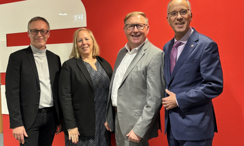 Karsten Ludwig (Leiter der S-Welt in Seesen), Tina Schönfelder (ab 1. Januar verantwortlich für die Standorte Seesen, Bad Gandersheim und Langelsheim), Manfred Pawlik (Filialleiter in Langelsheim) und Oliver Fuchs, Leiter des Filialbereichs Süd der BLSK bei der Übergabe des Staffelstabs an Tina Schönfelder. 