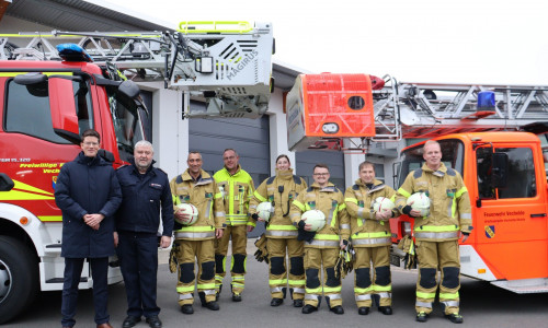 v.l.n.r.: Gemeindebürgermeister Tobias Grünert Gemeindebrandmeister Peter Splitt und die Kameradinnen und Kameraden Manfred Roth, Sascha Dier, Julia Behrens, Julian Kriete, Martin Hanne und Daniel Goebel in der neuen persönlichen Schutzausrüstung.