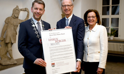 Oberbürgermeister Dennis Weilmann (links) mit Ehrenbürger Hans Dieter Pötsch und Frau.