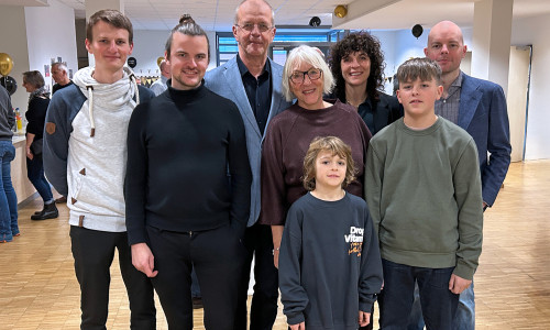 Nach 35 Jahren im Dienst des Klinikums wurde Dr. Ulrich Heida (3.v.l. im Kreise der Familie) jüngst in den Ruhestand verabschiedet. 