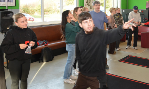 An den einzelnen Spielstationen, so wie hier beim Dart, schlüpften die Lavie-Teilnehmenden in die Rolle der Anleitenden, die Studierenden hörten zu.