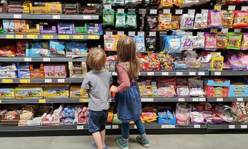 Kinder in einem Supermarkt (Archiv)