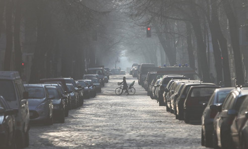 Parkende Autos in einer Straße (Archiv)