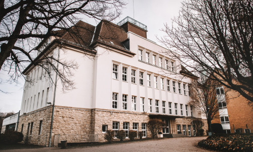 Die Erweiterungs- und Sanierungsarbeiten am Werner-von-Siemens-Gymnasium in Bad Harzburg können weitergehen. Der Kreistag hat der überplanmäßigen Auszahlung mit Blick auf die erhöhten Baukosten zugestimmt.