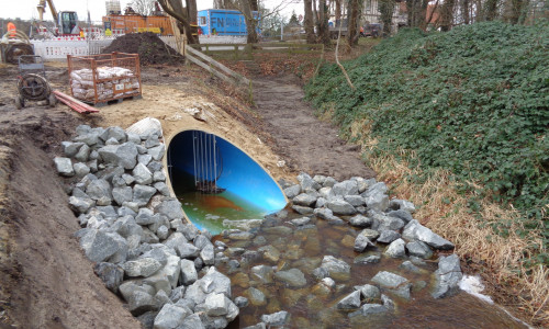 Der neue Durchlass ist aus blauem glasfaserverstärktem Kunststoff. Am angrenzenden Gelände wird noch gearbeitet.