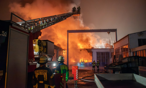 Das Gebäude stand in Flammen. Die Feuerwehr rückte mit einer Drehleiter an.