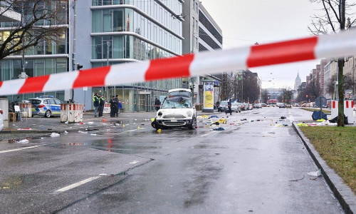 Auto fährt in München in Menschenmenge am 13.02.2025