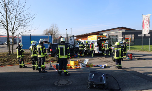 Die Feuerwehr musste eine Person aus einem Unfallfahrzeug befreien.