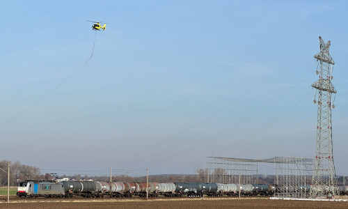 Am Hubschrauber war ein Seil befestigt.