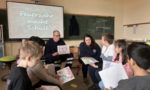 Mario Müller und Corina Gerlach beim Unterricht zum Thema „Verhalten im Brandfall“ mit Schülern der Grundschule Melverode.