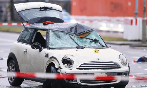 Auto fährt in München in Menschenmenge am 13.02.2025