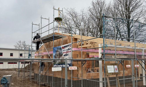 Nach nur zweimonatiger Bauzeit konnte kürzlich bereits das Richtfest in Hahndorf für den Begegnungsraum gefeiert werden.