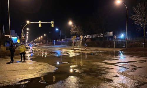 In der Nacht kam es hier zu einem Wasserrohrbruch.