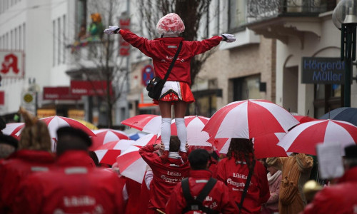 Tanzmariechen im Straßenkarneval (Archiv)