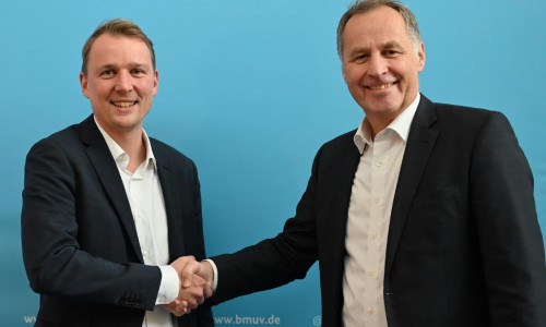 Der Vorsitzende des Aufsichtsrats, Parlamentarischer Staatssekretär im Bundesumweltministerium Dr. Jan-Niclas Gesenhues (links im Bild), gratuliert dem künftigen technischen Geschäftsführer der BGE, Jürgen Korth, zum neuen Amt.