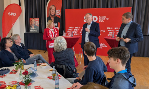 Ministerpräsident Stephan Weil (Mitte) kam auf Einladung der Bundestagsabgeordneten Dunja Kreiser (links) auf "eine Kelle Klartext" nach Schöppenstedt. Landtagsabgeordneter Markus Bosse (rechts) las die Fragen der Bürger vor.