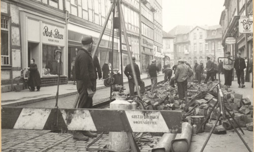 Nach rund 60 Jahren werden die Straßenbahnschienen wieder herausgerissen.